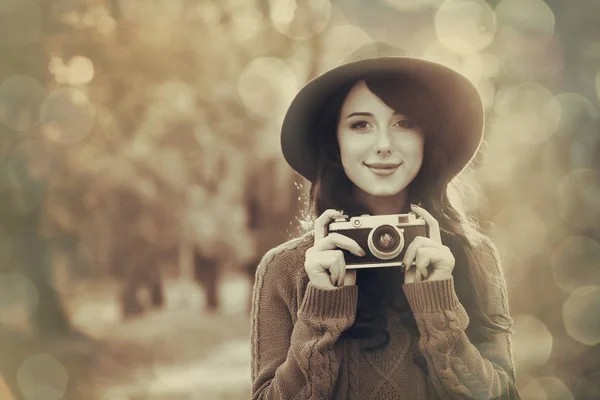 Brunette meisje met camera in het park — Stockfoto