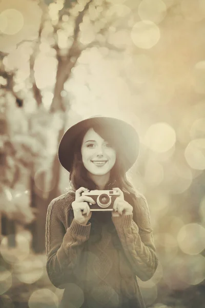 Brunette meisje met camera in het park — Stockfoto