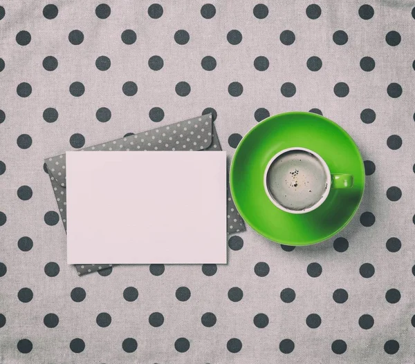 一杯のコーヒーと封筒 — ストック写真