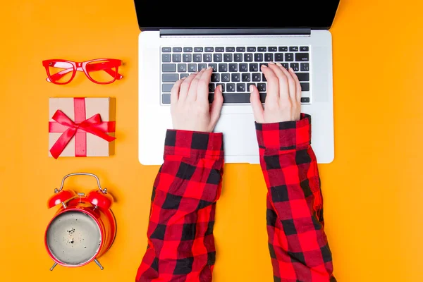 Eller ve dizüstü bilgisayar ile kahve