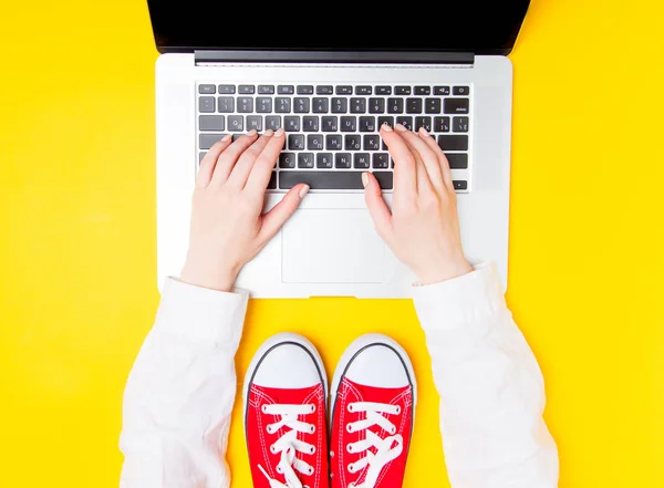 Female hands typing — Stock Photo, Image