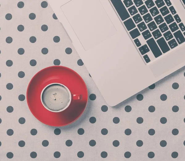 Xícara de café e computador portátil — Fotografia de Stock