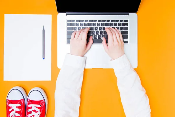 Businesswoman making notes with laptop — Stock Photo, Image