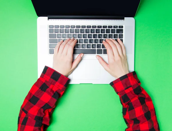 Freelancer woman hands typing — Stock Photo, Image