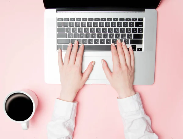 Mãos de mulher de negócios usando laptop — Fotografia de Stock