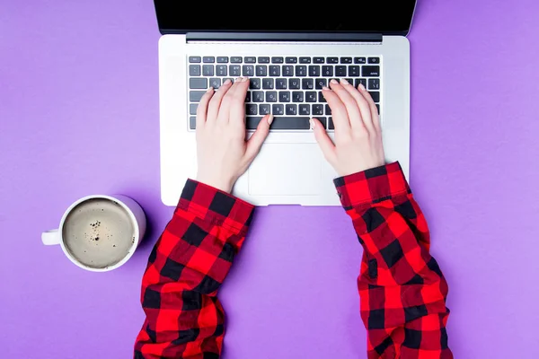 Businesswoman hands with laptop — Stock Photo, Image