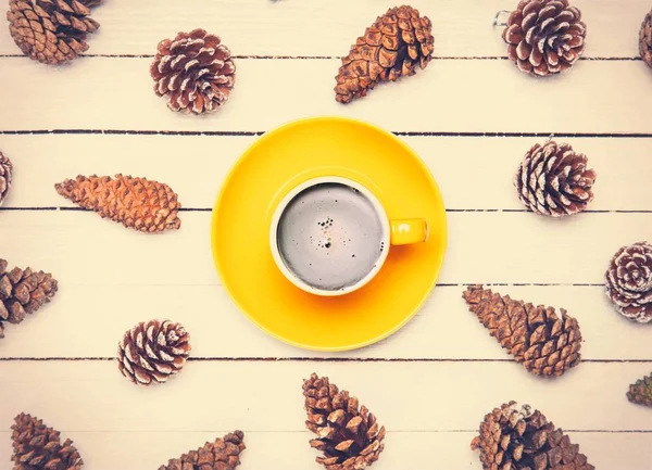 Cup of coffee and pine cones — Stock Photo, Image