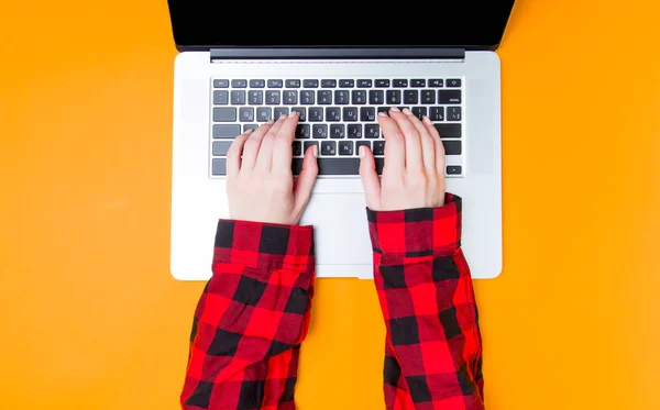 Freelancer woman hands typing — Stock Photo, Image