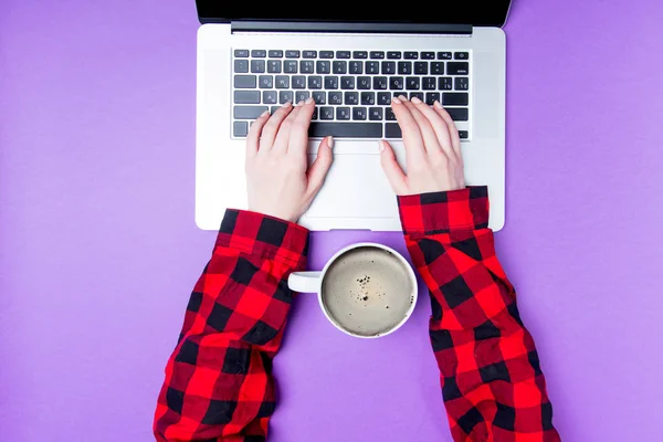 Businesswoman hands with laptop — Stock Photo, Image