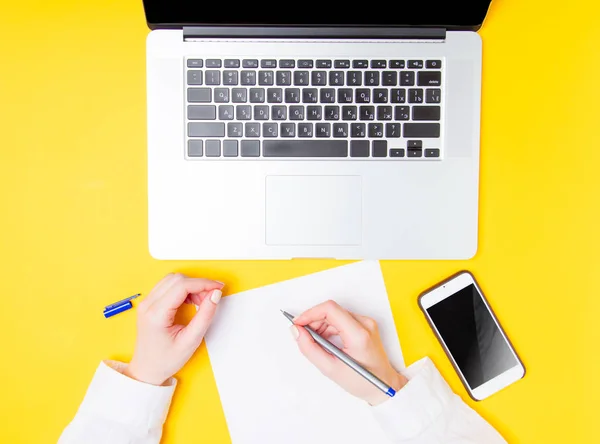 Buesinesswoman hands writing — Stock Photo, Image