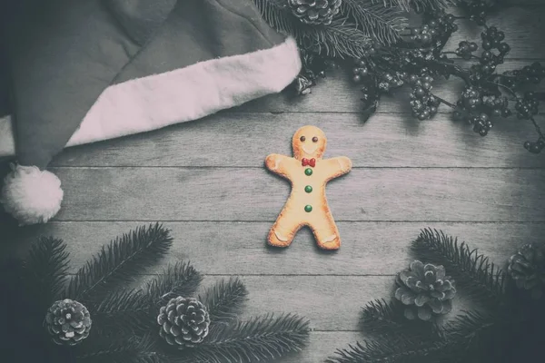 Gingerbread man and christmas hat — Stock Photo, Image