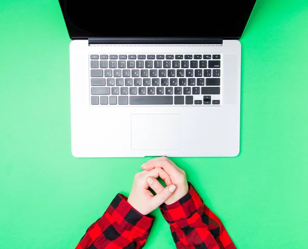 Vrouwelijke handen en laptop — Stockfoto