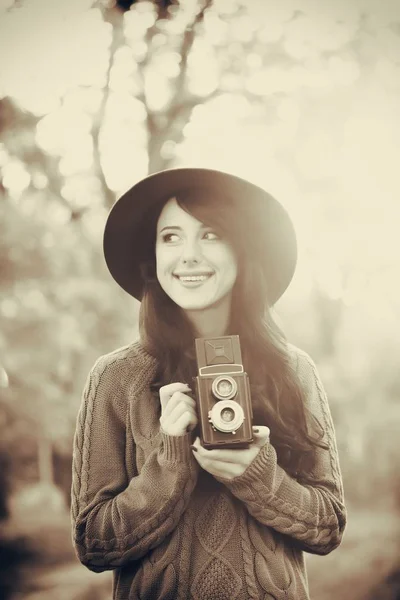 Brunetka s kamerou v parku — Stock fotografie