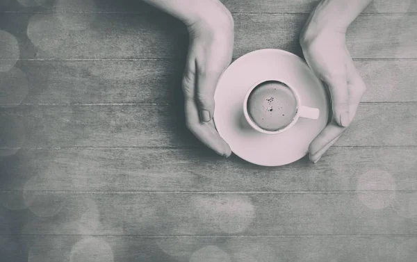 Manos femeninas sosteniendo taza de café. — Foto de Stock