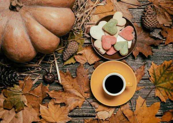 Copa de café y galletas en forma de corazón — Foto de Stock