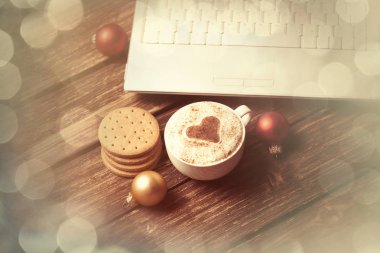 Kalp şeklinde bir fincan kahve.