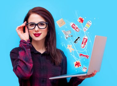 Dizüstü bilgisayarı olan genç kadın