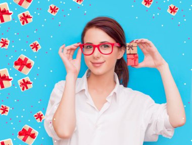 Kızıl saçlı kadın kutuları ile 