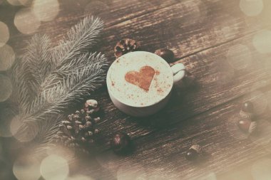 çam kozalağı ile kahve 