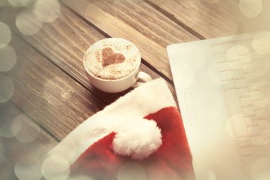 Dizüstü bilgisayar ve Noel Baba şapkası 