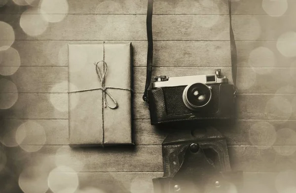 Vintage fotoğraf makinesi ve paket — Stok fotoğraf