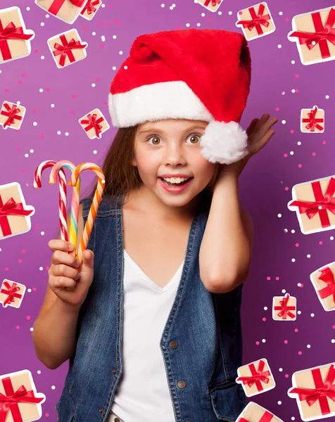 Menina no chapéu vermelho de santa — Fotografia de Stock