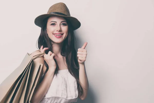 Femme avec sacs à provisions et argent — Photo