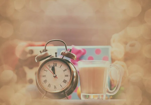 Klok en kopje cappuccino — Stockfoto