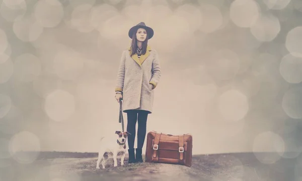 Kobieta z walizką i pies — Zdjęcie stockowe