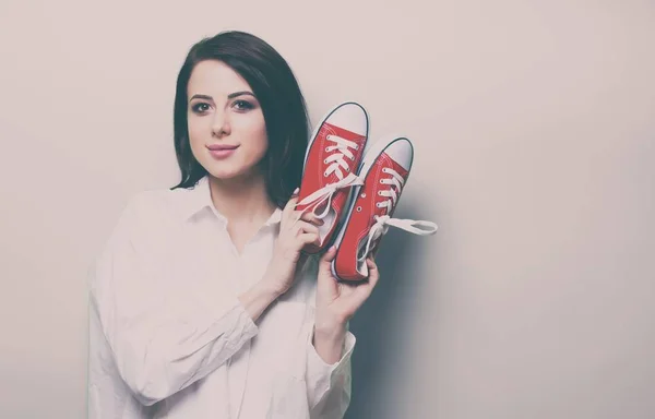 Giovane donna con scarpe da ginnastica — Foto Stock