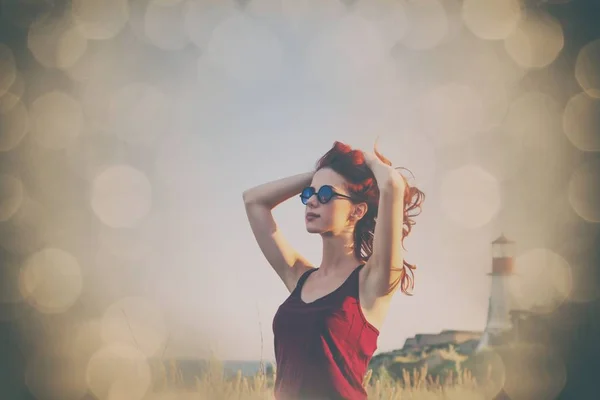 Chica en gafas de sol cerca del faro — Foto de Stock