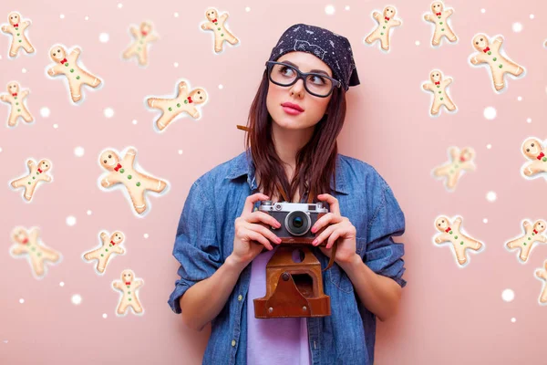 Jovem mulher com câmera — Fotografia de Stock