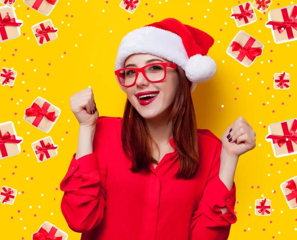 Mujer en santa claus sombrero — Foto de Stock