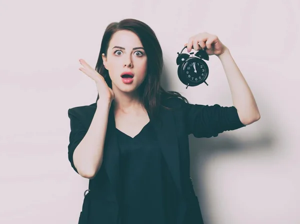 Jeune femme avec horloge — Photo