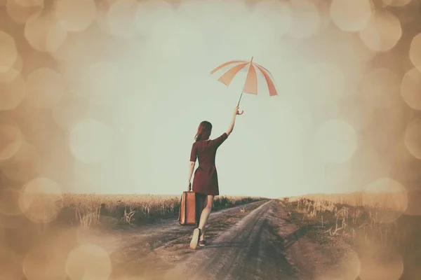 Menina com mala e guarda-chuva — Fotografia de Stock