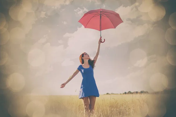 Рыжая девушка с зонтиком — стоковое фото