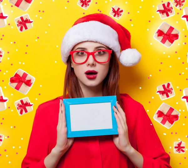 Fotoğraf çerçevesi olan kadın