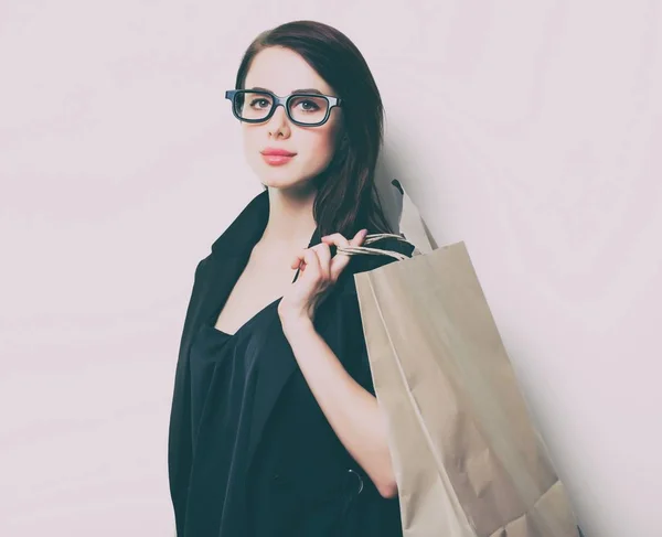 Mujer joven con bolsas de compras —  Fotos de Stock