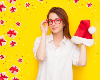 Noel Baba şapkası olan kadın