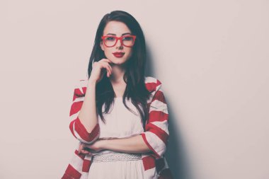 gözlük olan kadın