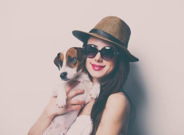 Köpekli genç kadın.