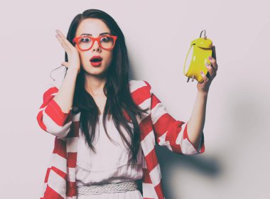 Saati olan genç bir kadın