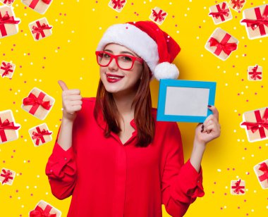 fotoğraf çerçevesi olan kadın