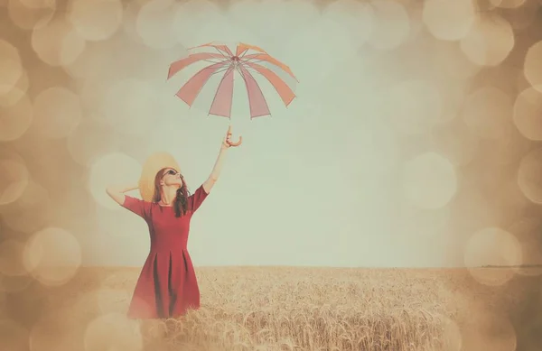Flicka i röd klänning med paraply — Stockfoto