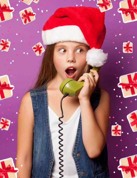 Chica joven en Santa sombrero — Foto de Stock