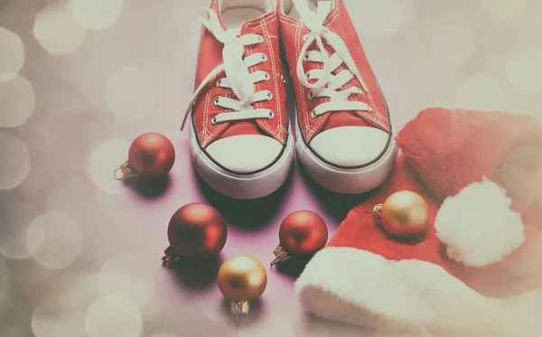 Gumshoes y sombrero de Santa —  Fotos de Stock