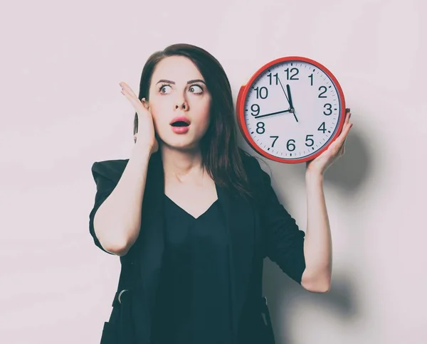 Jonge vrouw met klok — Stockfoto