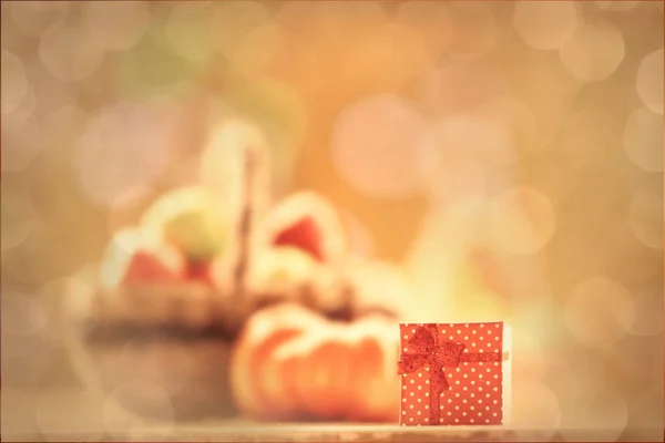Küçük hediye kutusu ve kabak — Stok fotoğraf