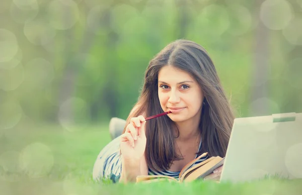 Menina morena com computador portátil — Fotografia de Stock