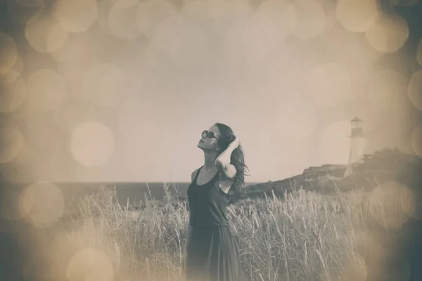 Κορίτσι σε γυαλιά ηλίου κοντά σε Φάρος — Φωτογραφία Αρχείου